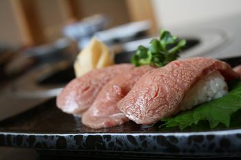 炙り牛とろにぎり